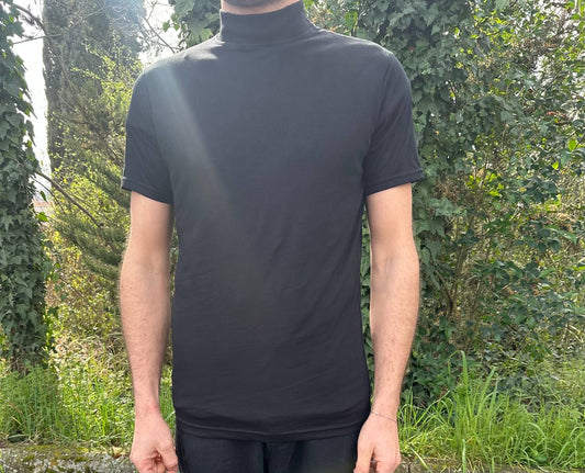 T-shirt nera a collo alto
