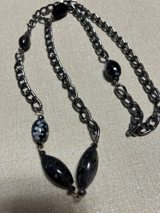 Collana con pietre di tonalità