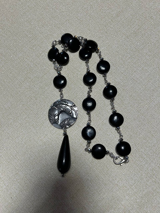 Collana color nero con inserto di ottone