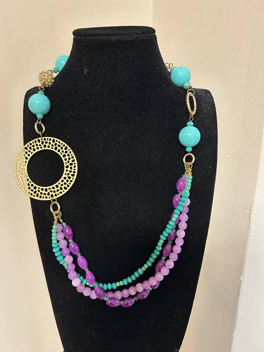 Collana color glicine, viola  e turchese con inserto d'orato di ottone