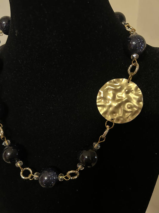 Collana giroccolo color blu notte brillantinate con inserto in ottone dorato
