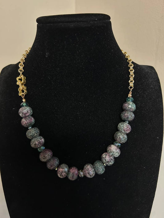 Collana giroccollo pietre dure verde e glicine con chiusura particolare con brillantini a forma di quadrifoglio